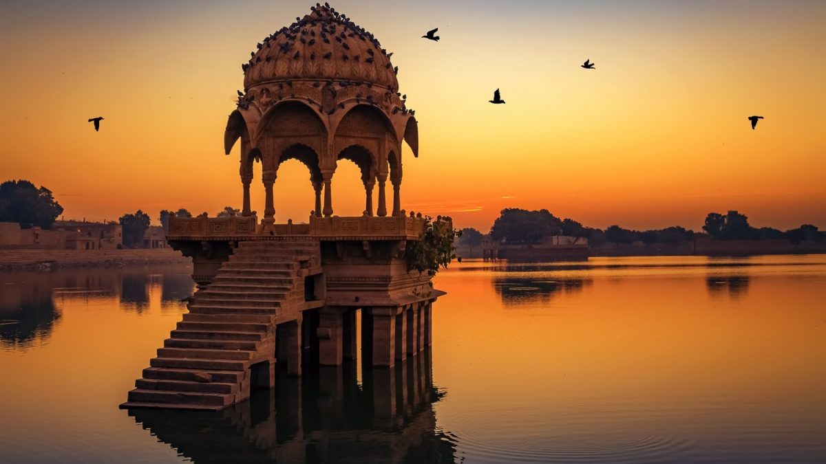 Gadisar Lake, the Famous Tourist Attraction in Jaisalmer